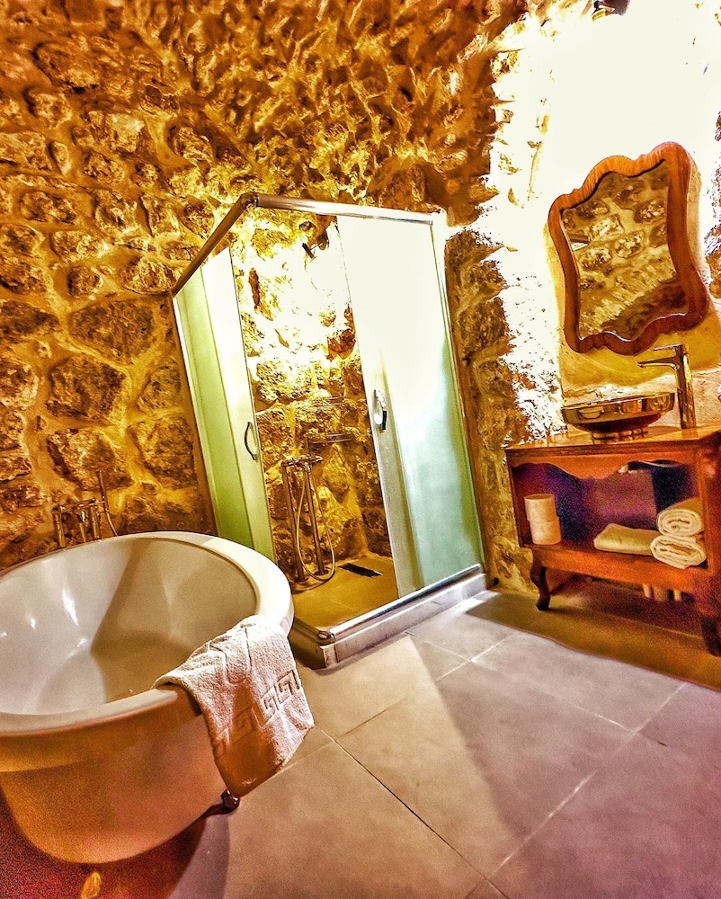 Deluxe Room, Bathtub, Courtyard View - Photo 5