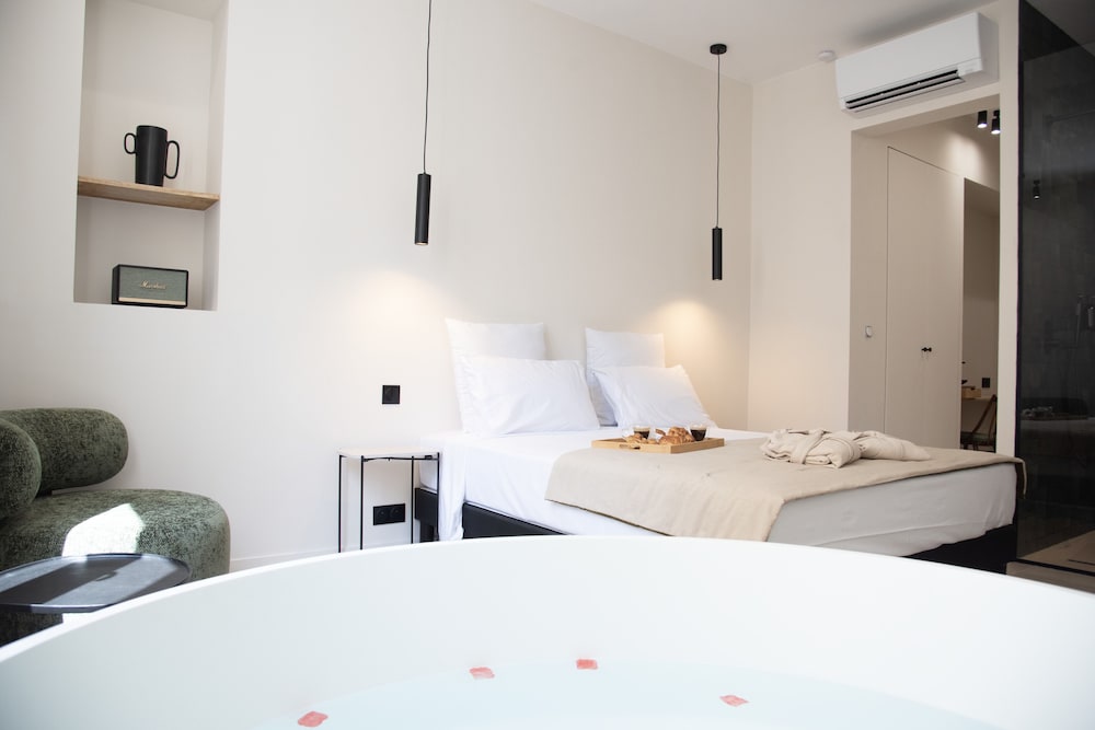 Deluxe Double Room (1)