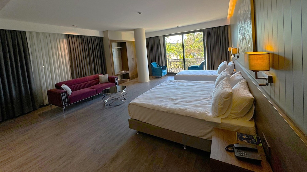 Deluxe Triple Room, Garden View photo 2