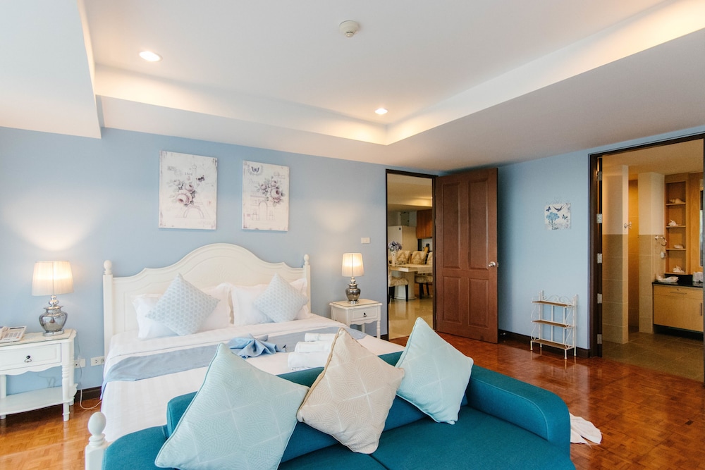 Deluxe Suite, 3 Bedrooms, Kitchenette, Partial Sea View