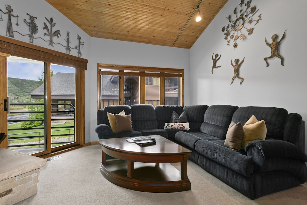 Condo, 2 Bedrooms
