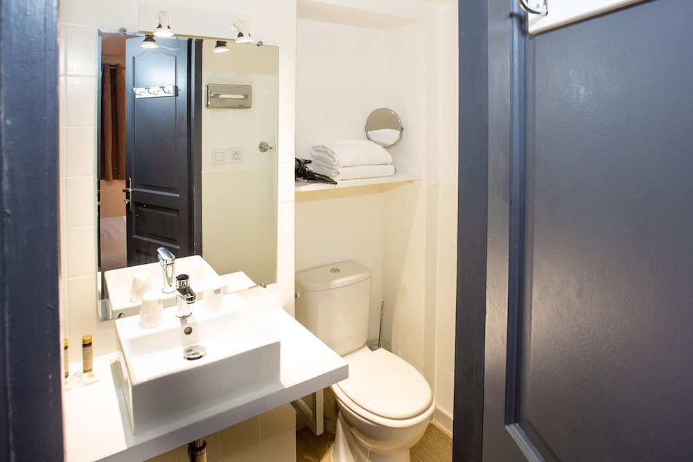 Classic Double Room (Small) - Photo 7