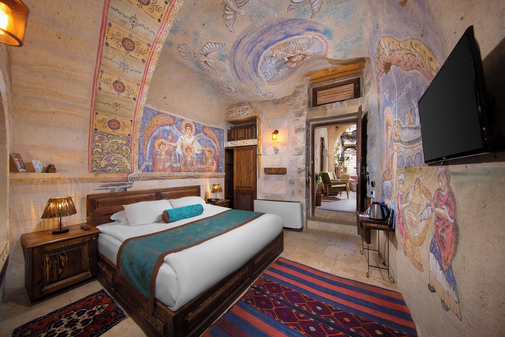 Deluxe Virgin Mary Suite - 103