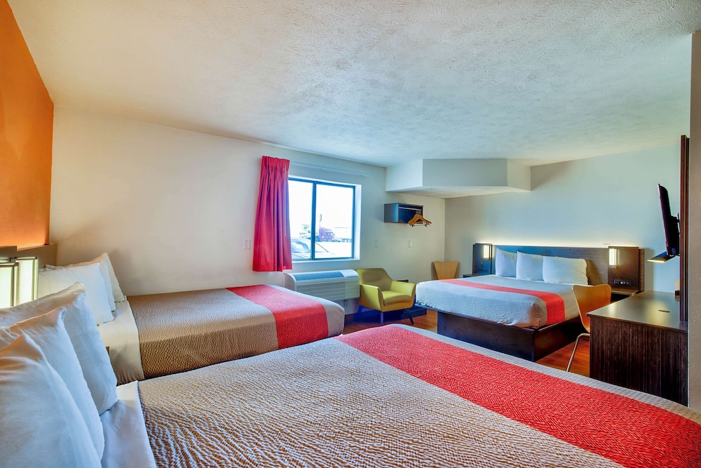 Deluxe Room, Multiple Beds, Non Smoking, Refrigerator photo 2