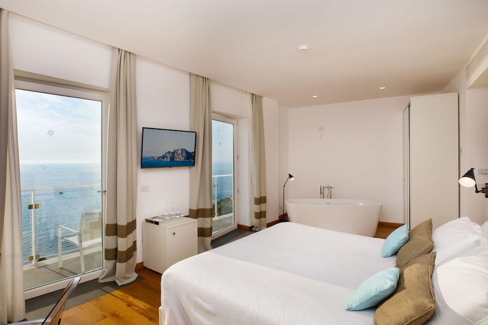 Junior Suite (Blue Capri) photo 3