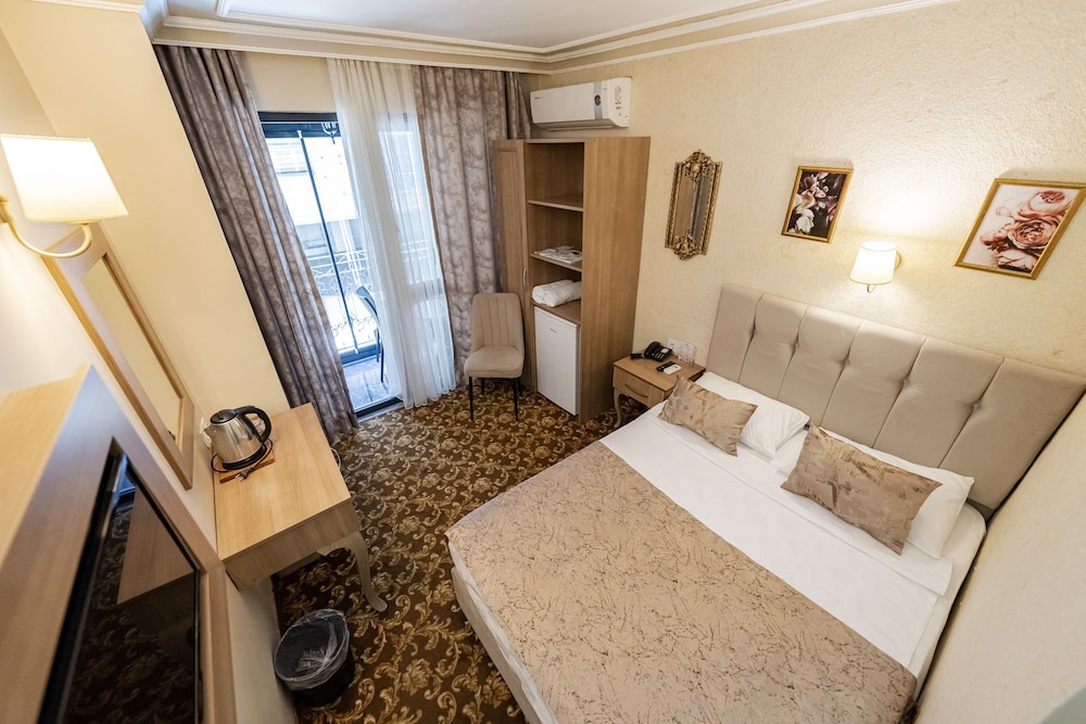 Standard Room with City View and French Balcony (Double Bed) - Photo 5