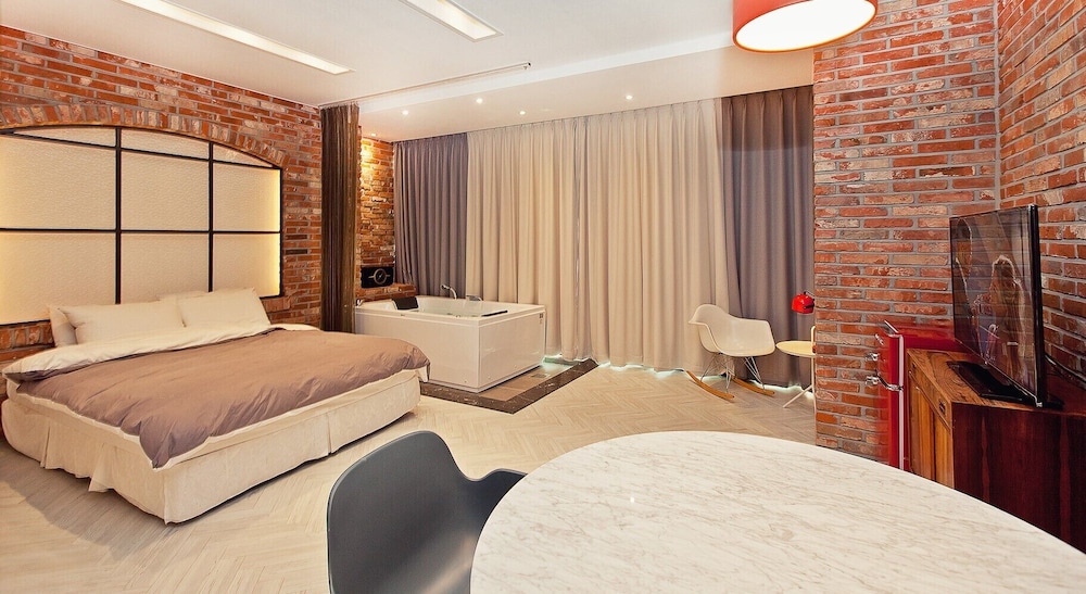 Mid Century Room photo 2