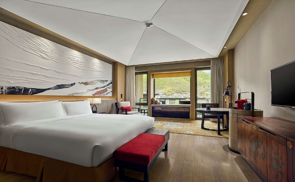Deluxe Room, 1 King Bed, Lake View - Photo 1