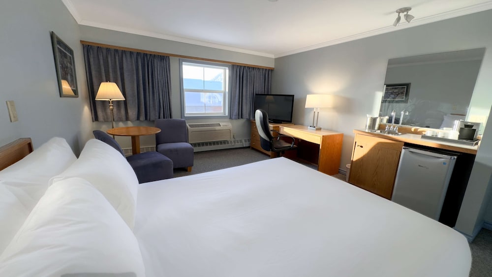 Room, 1 Queen Bed (Coast) photo 3
