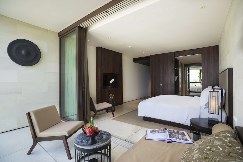 Deluxe Room, 1 King Bed photo 3