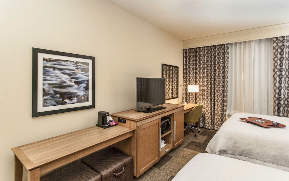Room, 2 Queen Beds, Accessible, Bathtub photo 2