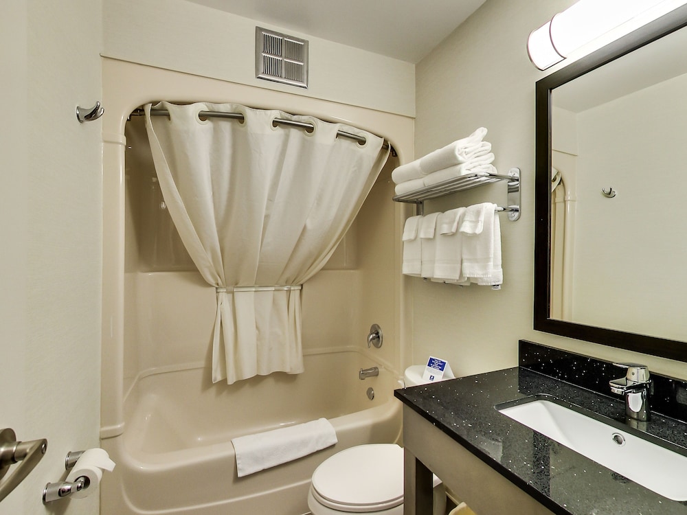 Standard Room, 2 Queen Beds, Non Smoking - Photo 6