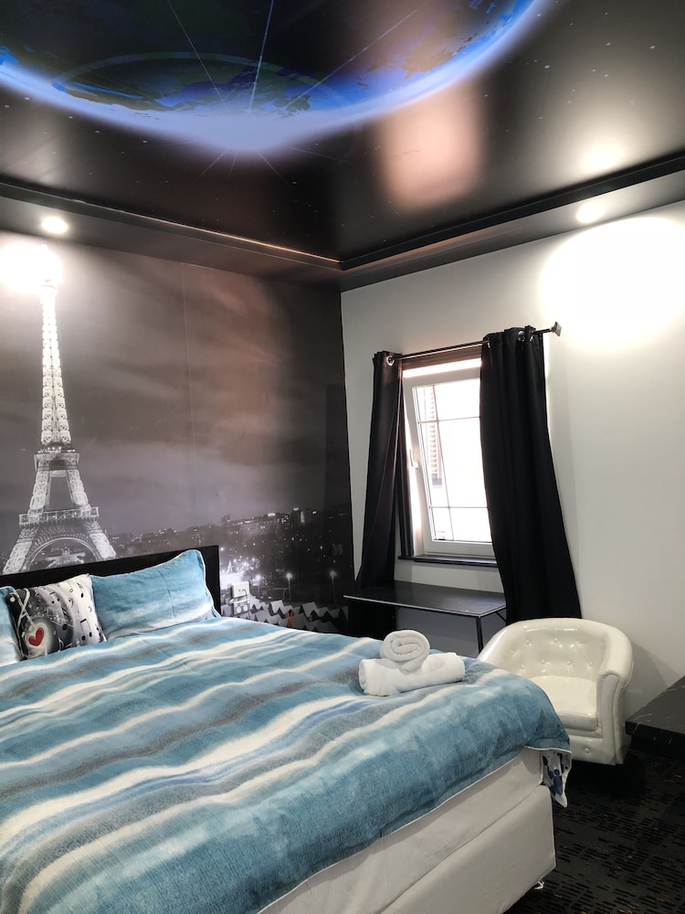 Deluxe Room, 1 King Bed photo 3