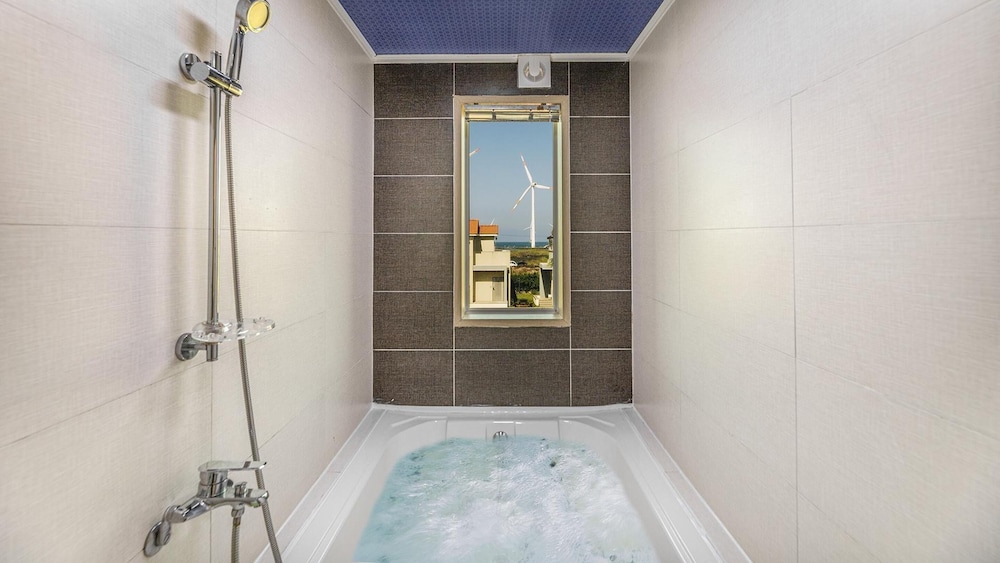 Basic Room, 1 Bedroom (Antique Room 204 (Ocean View/Spa)) - Photo 8