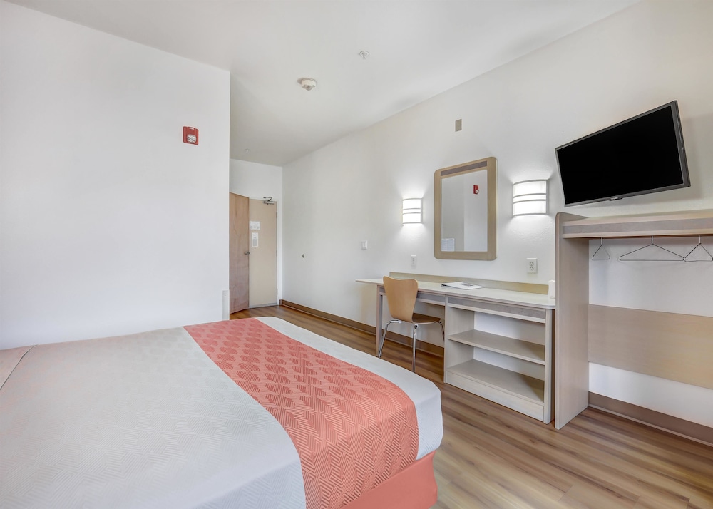 Deluxe Room, 1 Queen Bed, Accessible, Non Smoking photo 3