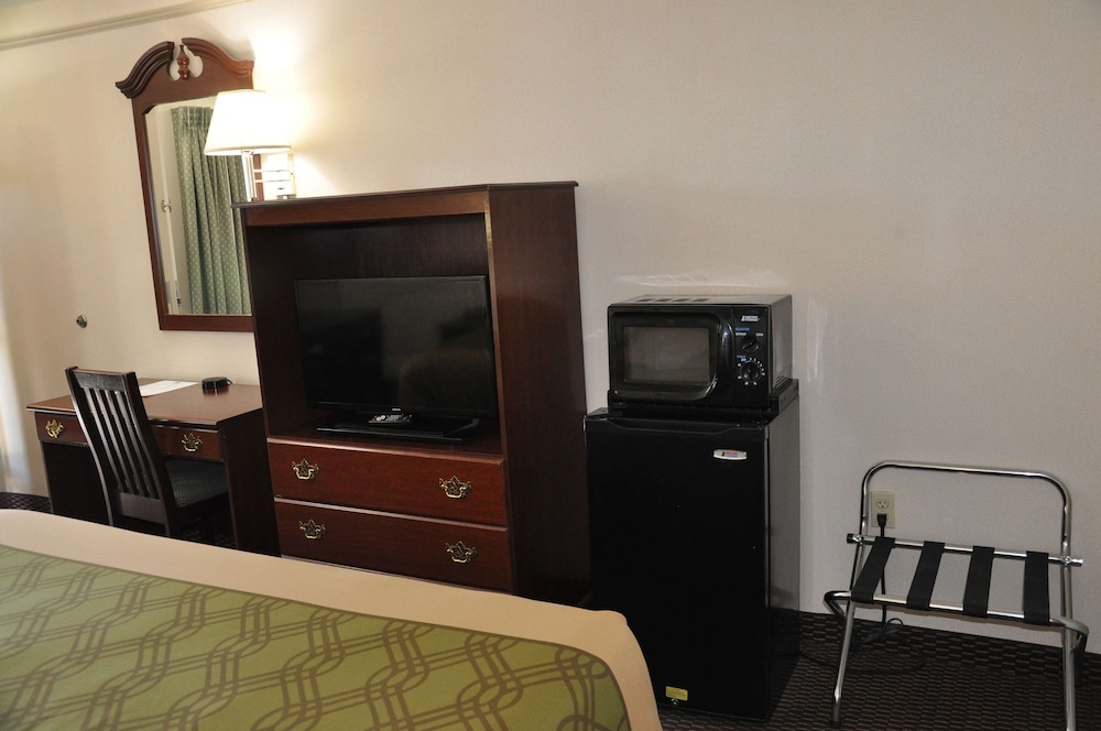 Standard Room, 1 King Bed, Accessible, Bathtub photo 3