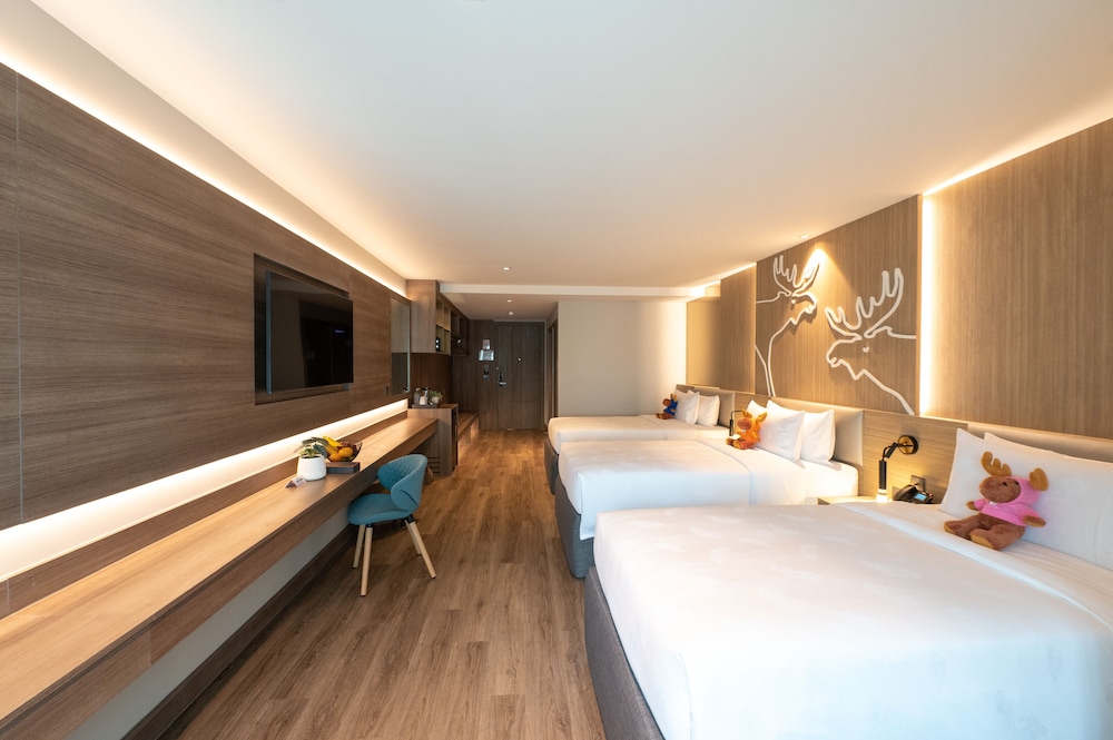 Triple Bed with Bathtub - Photo 1