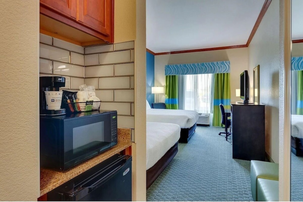 Standard Room, 2 Queen Beds, Non Smoking - Photo 3