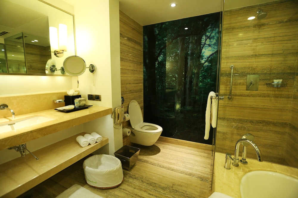 Room, 1 Queen Bed (Tower) - Photo 6