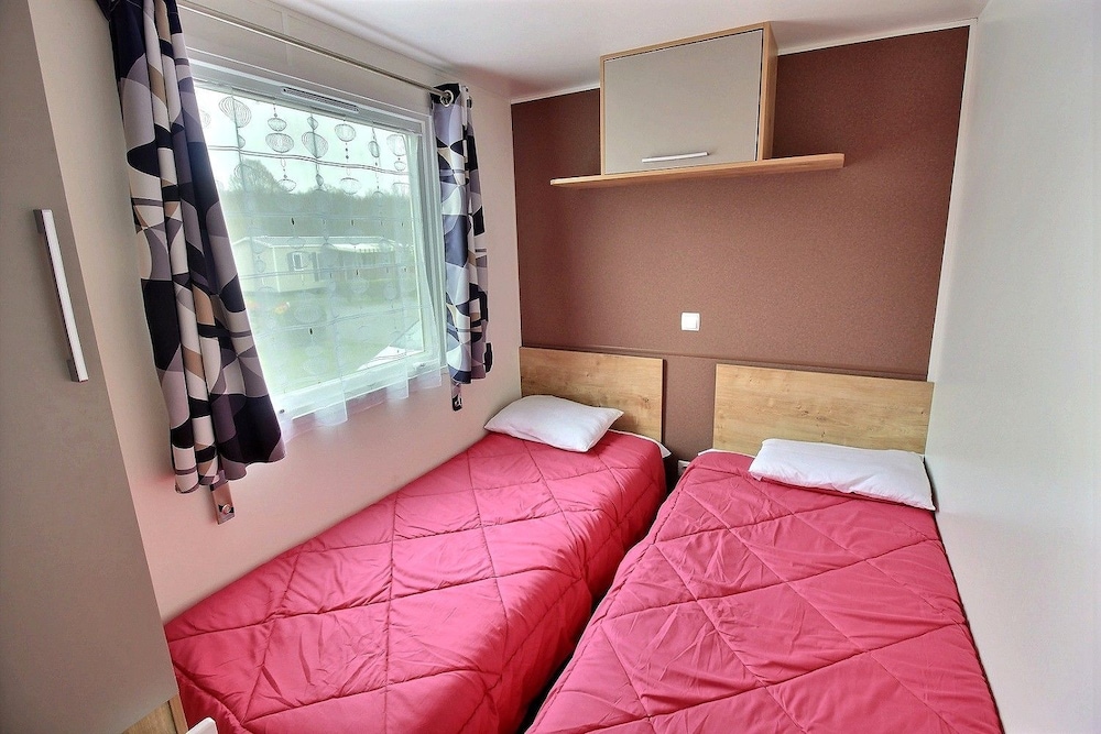 Mobile Home, 2 Bedrooms (425) photo 2