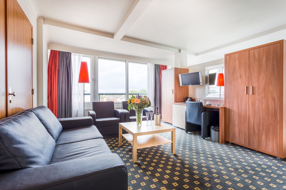 Business Suite, 1 King Bed photo 3