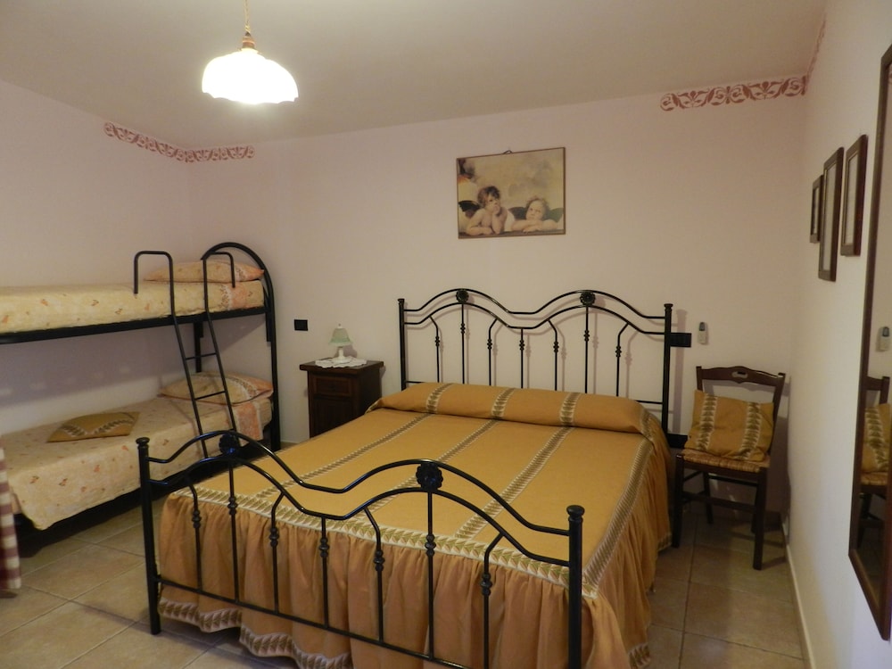 Room, Multiple Beds (N.4)