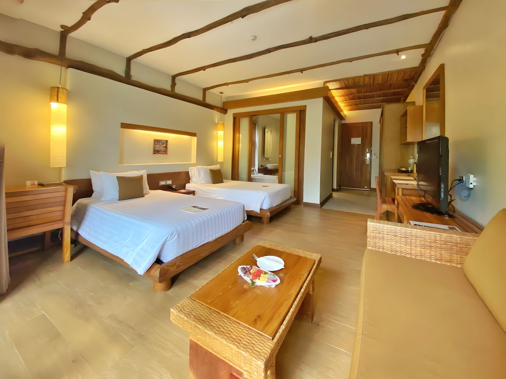 Deluxe Room, 1 King Bed, Pool View - Photo 5