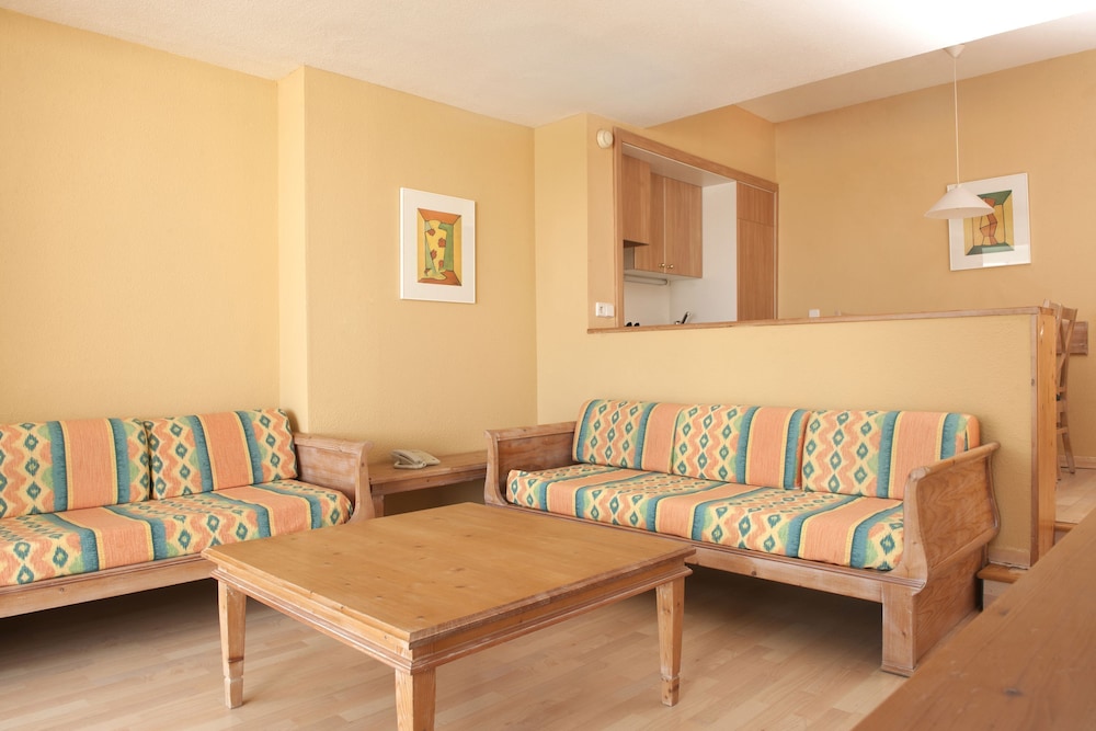 Basic Apartment - Photo 3