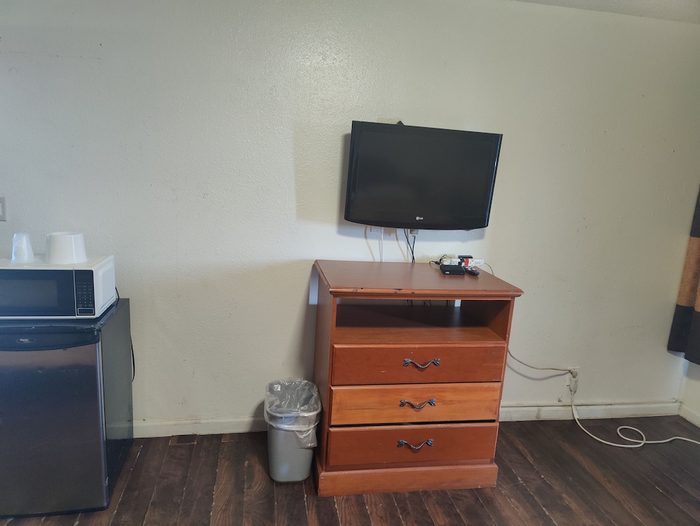 Basic Room, 1 King Bed photo 3