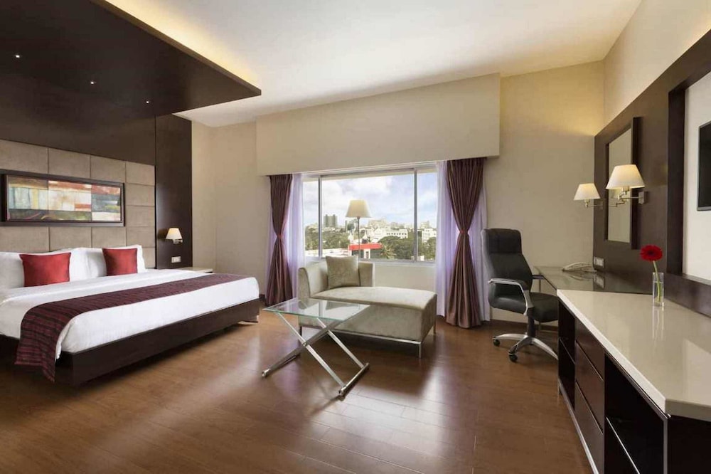 Deluxe Room, 1 King Bed, Smoking photo 3