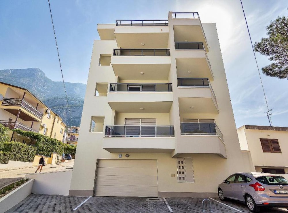 Apartment (One Bedroom Apartment With Balcony An)