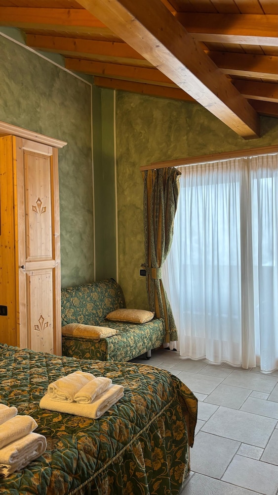 Deluxe Room, 1 Queen Bed with Sofa bed, Non Smoking