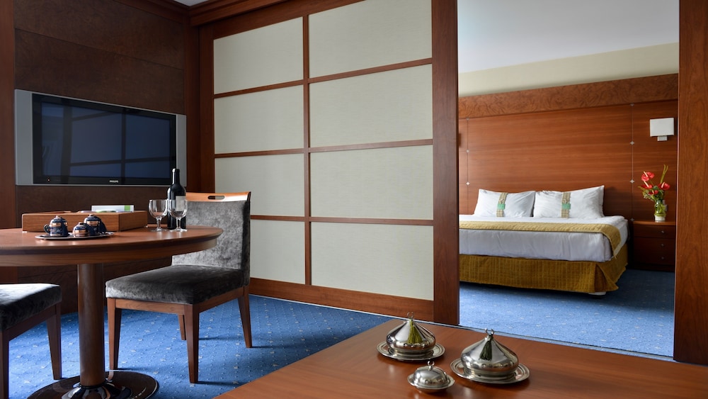 Suite, 1 Queen Bed (Additional Living Area) photo 3