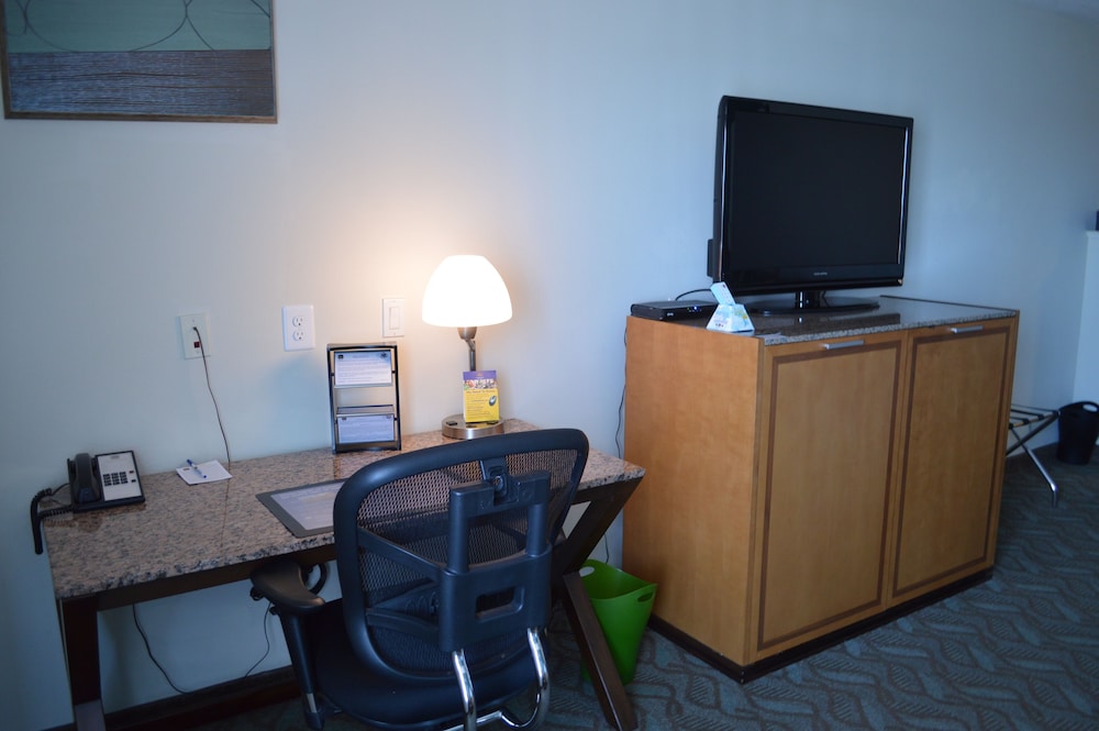 Standard Room, Multiple Beds, Non Smoking, Refrigerator & Microwave - Photo 2