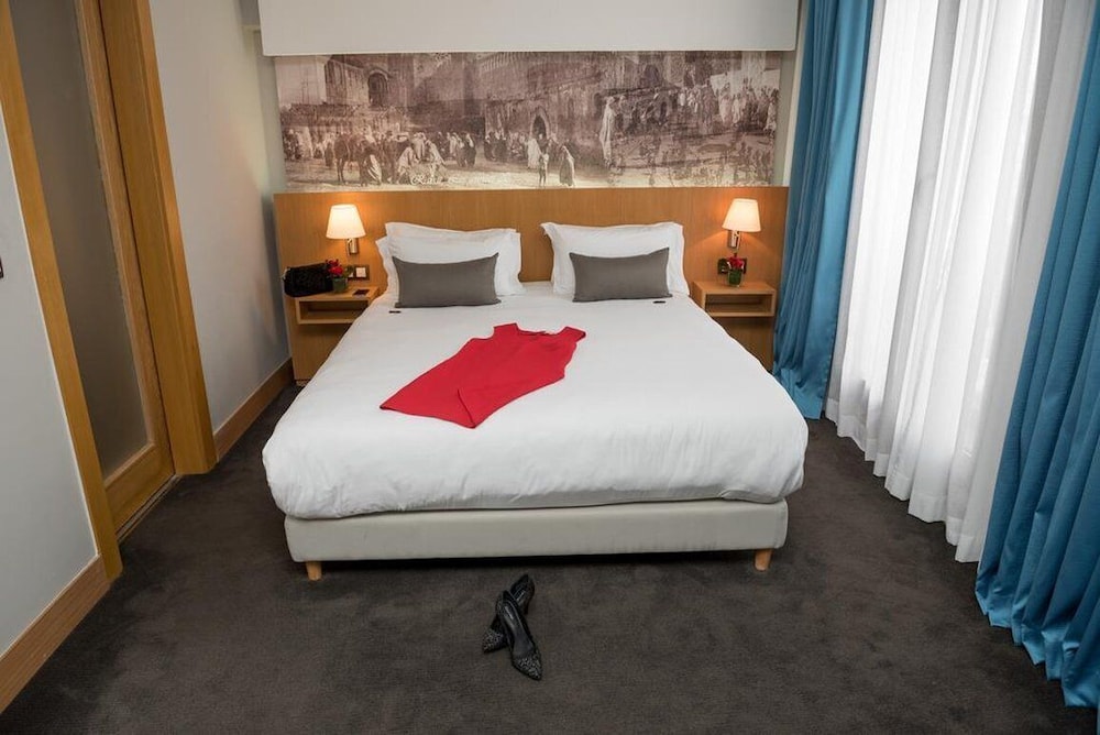 Standard Room, 1 Queen Bed photo 2