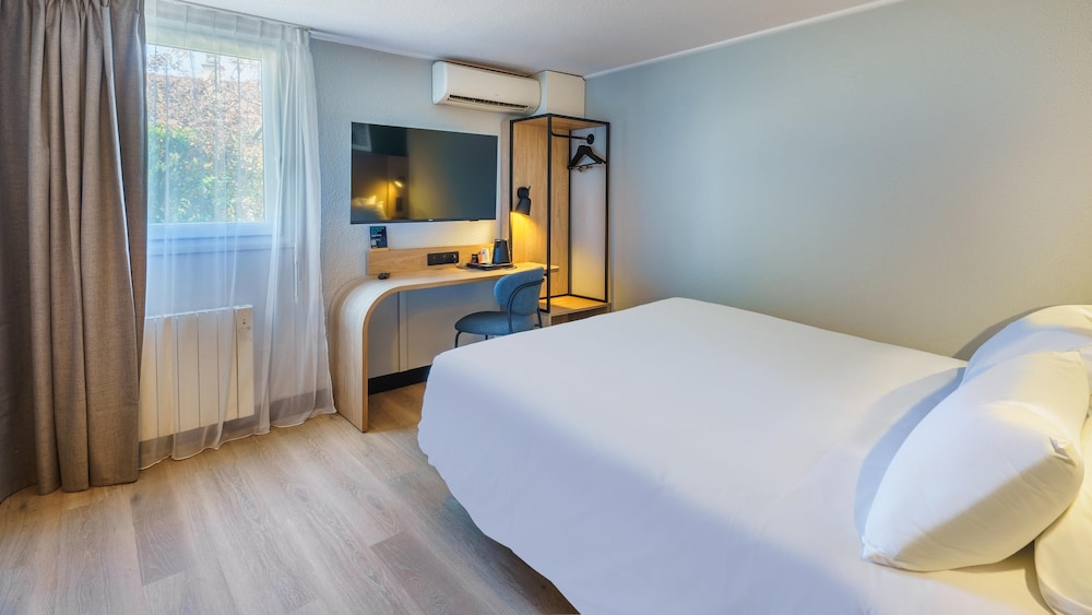 Standard Room, 1 Queen Bed - Photo 1