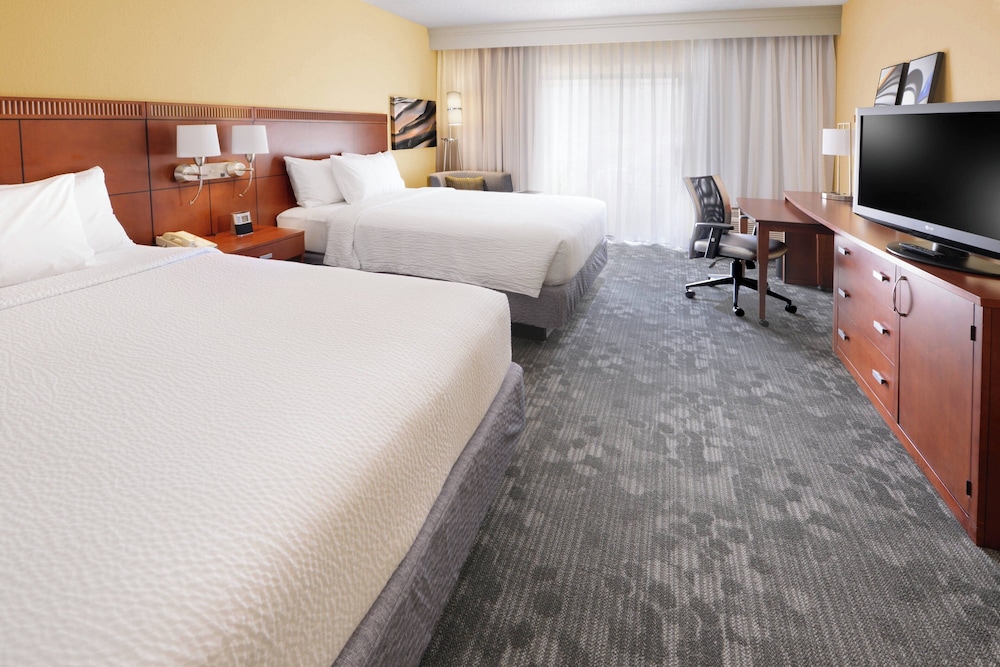 Room, 2 Double Beds (Mobility/Hearing Access, Roll-In Shwr) photo 3