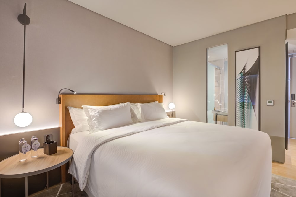 Executive Room, 1 King Bed thumbnail 5