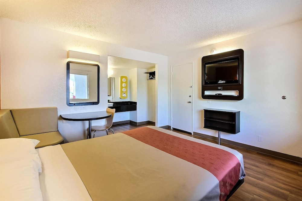 Standard Room, 1 Queen Bed, Non Smoking, Refrigerator & Microwave photo 2