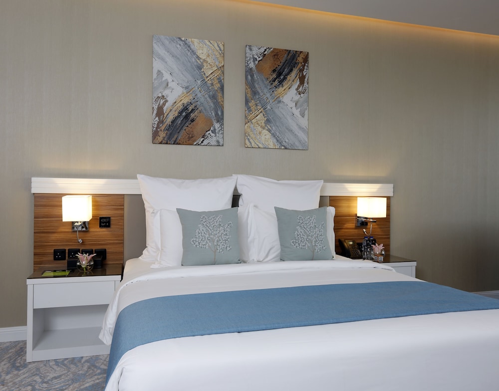 Deluxe Double Room thumbnail 5