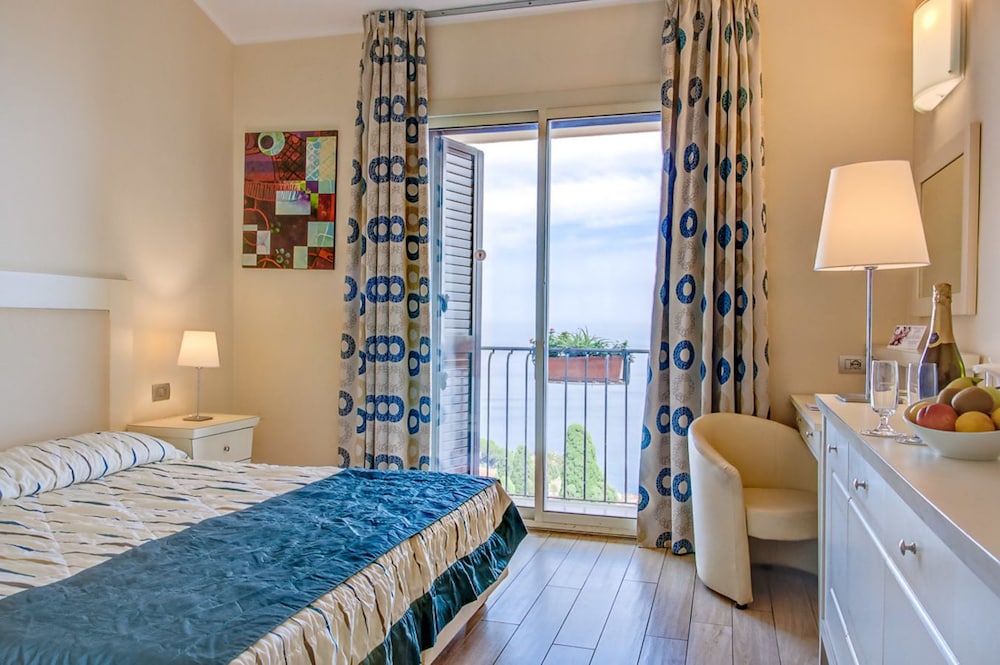 Superior Double Room, Balcony, Sea View - Photo 11