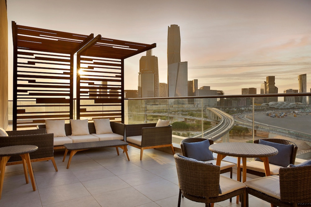 Business Suite, 1 Bedroom, City View - Photo 6
