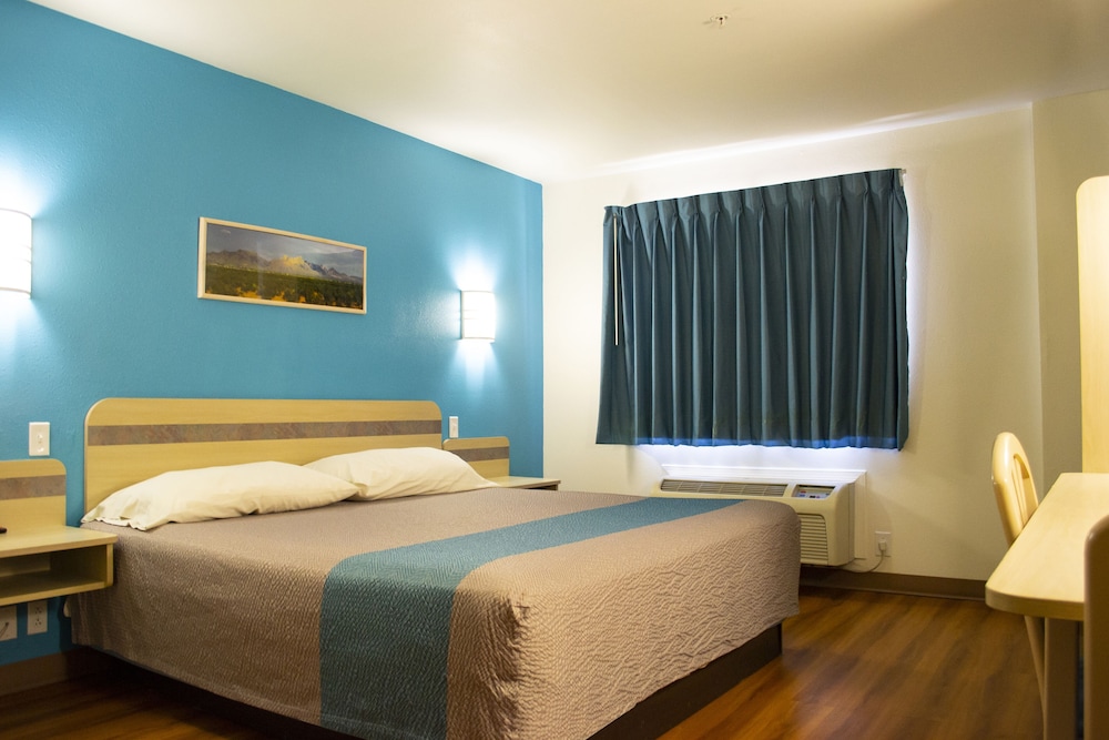 Standard Room, 1 King Bed, Non Smoking photo 3