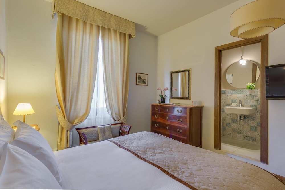 Double Room, 1 Queen Bed photo 1