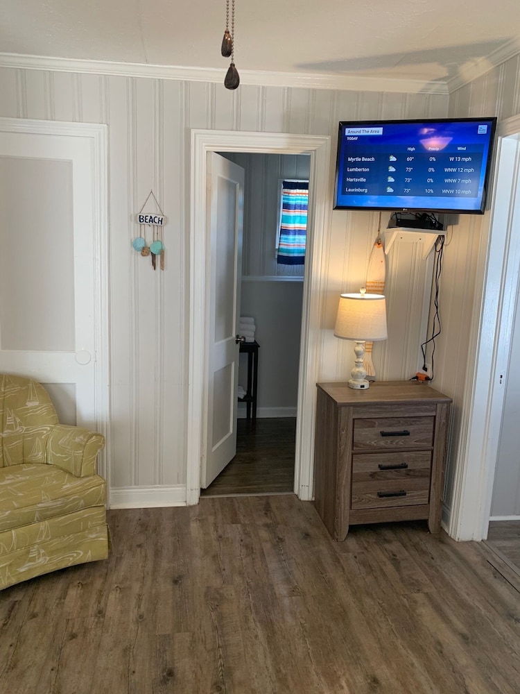 Flip Flop Cottages, 1 Bedroom, 1 Queen and 1 Twin Bed, 1 Bath with Front Porch photo 3