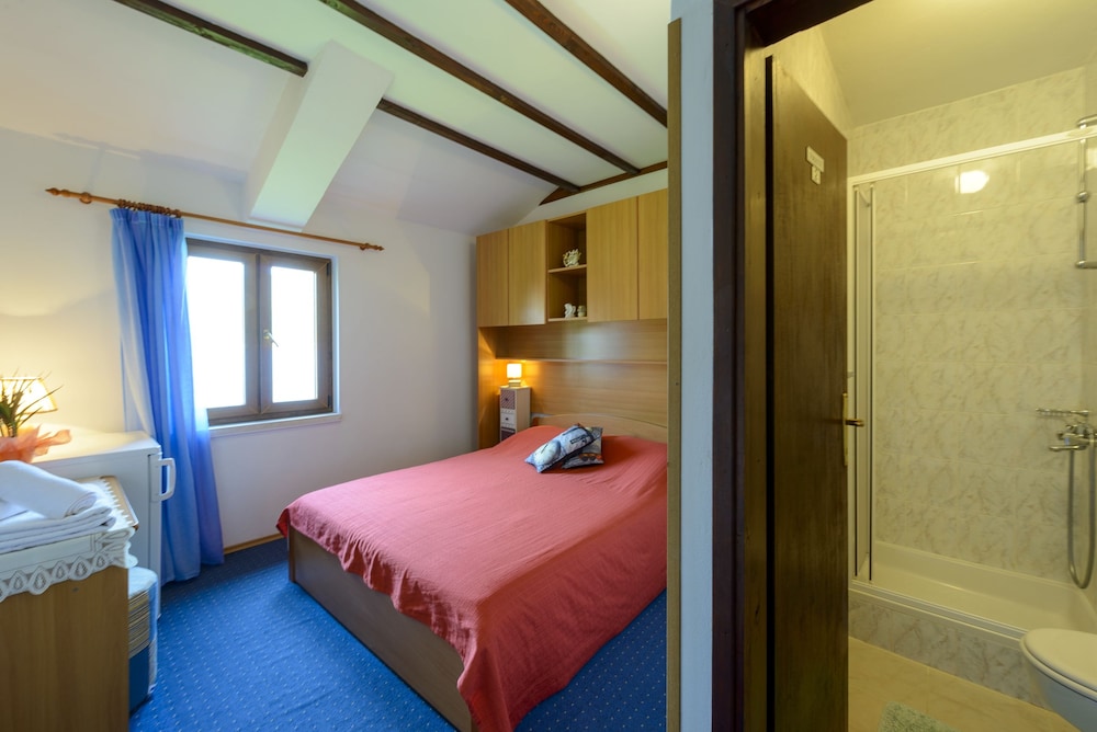 Double Room, 1 Queen Bed photo 1