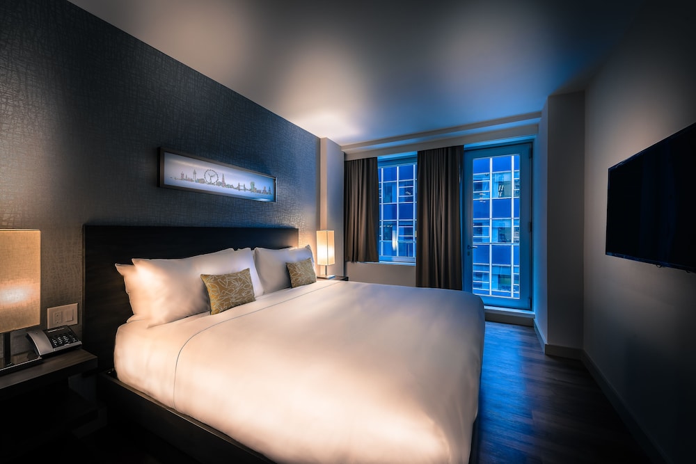 Room, 1 King Bed, Accessible, Balcony (Hearing & Roll-In Shower)