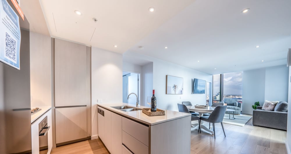 Two-Bedroom Two-Bathroom + Study Apartment with Harbour View - Photo 6