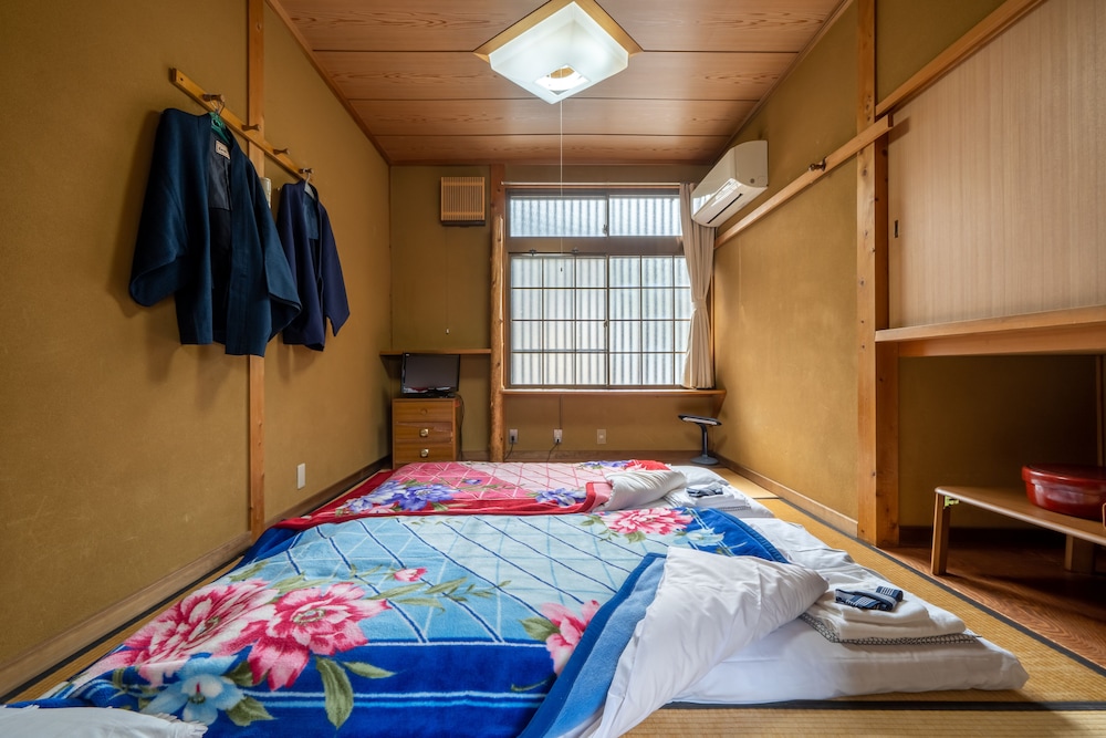 Compact Room with Shared Bathroom, Non Smoking photo 3