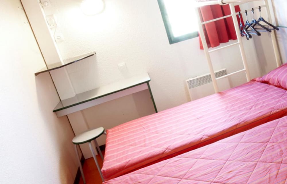 Standard Room, 3 Twin Beds - Photo 7